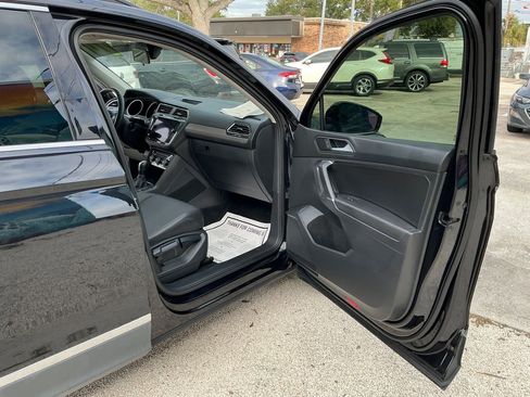 Used 2020 Volkswagen Tiguan SE image 33