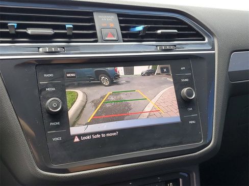 Used 2020 Volkswagen Tiguan SE image 24