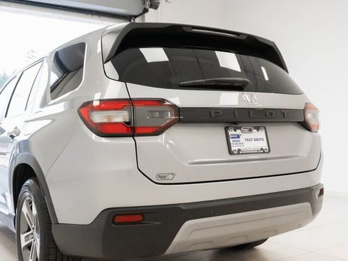 Used 2025 Honda Pilot EX-L image 9