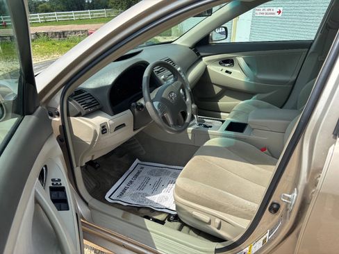 Used 2009 Toyota Camry LE FWD image 2