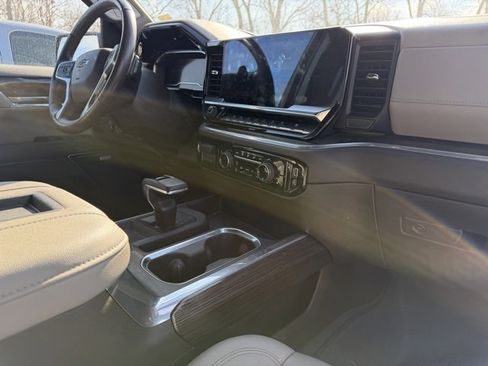 Used 2022 Chevrolet Silverado 1500 LT Trail Boss w/ Convenience Package II image 6