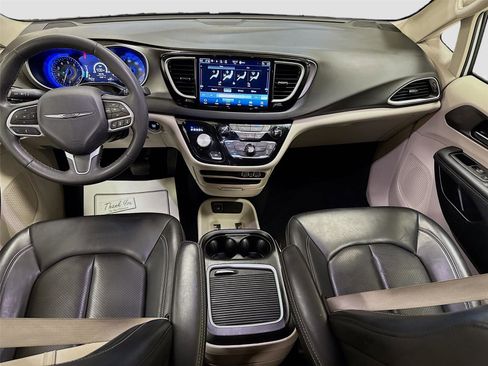 Used 2023 Chrysler Pacifica Touring-L image 21