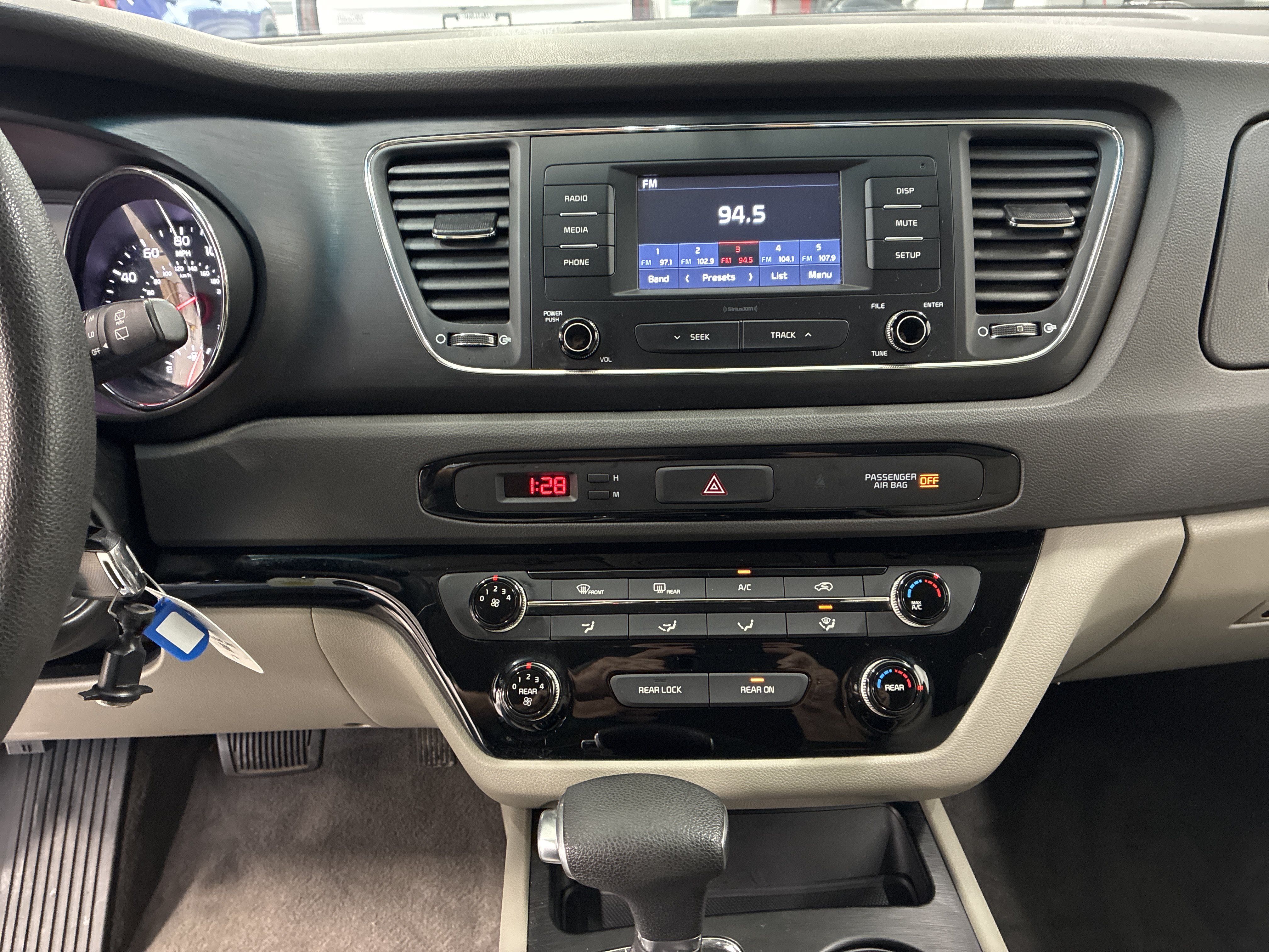 Used 2018 Kia Sedona LX FWD image 28