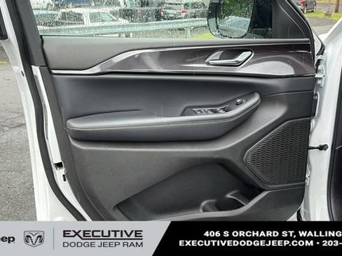 Used 2023 Jeep Grand Cherokee Altitude AWD/4WD image 8