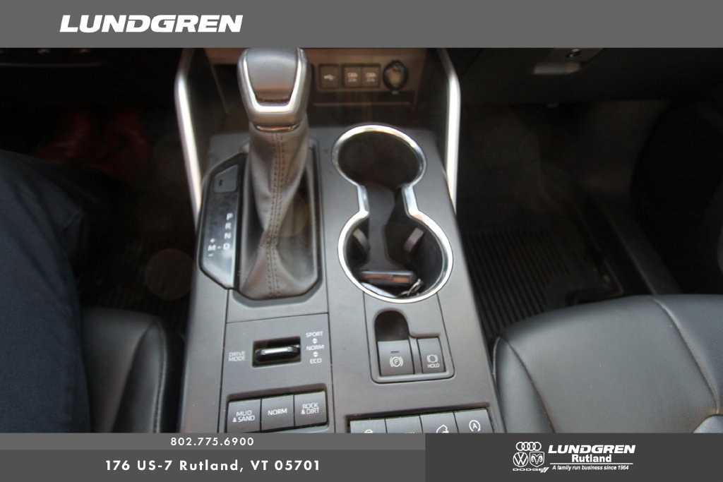 Used 2021 Toyota Highlander XLE AWD/4WD image 23