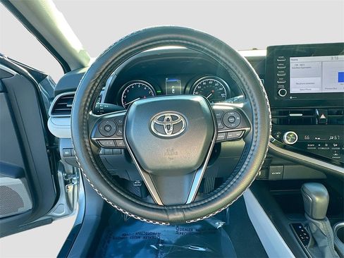 Used 2024 Toyota Camry SE image 11