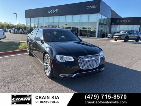 Used 2017 Chrysler 300 C RWD image 1