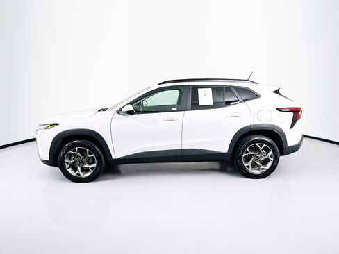 Used 2025 Chevrolet Trax LT w/ LT Convenience Package image 4