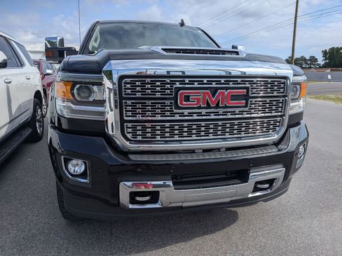 Used 2019 GMC Sierra 2500 Denali w/ Duramax Plus Package AWD/4WD image 14