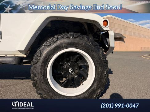 Used 2016 Jeep Wrangler Unlimited Sahara w/ Connectivity Group AWD/4WD image 10