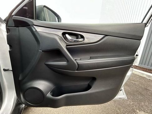 Used 2020 Nissan Rogue SV image 32