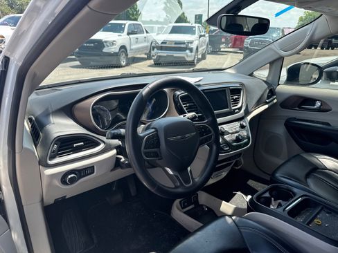 Used 2021 Chrysler Voyager Lxi FWD image 2