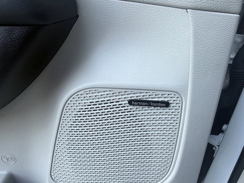 Used 2023 Chrysler Pacifica Limited w/ Uconnect Theater Family Group image 18