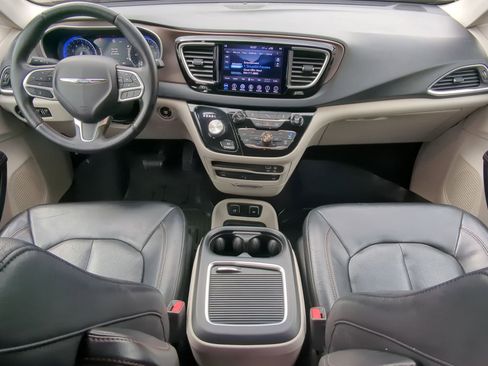 Used 2018 Chrysler Pacifica Touring-L Plus image 18