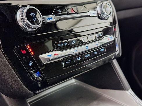 Used 2022 Ford Explorer Limited image 24