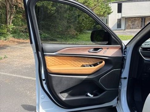 Used 2025 Jeep Grand Cherokee L Summit image 12