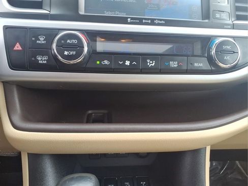 Used 2019 Toyota Highlander XLE AWD/4WD image 25