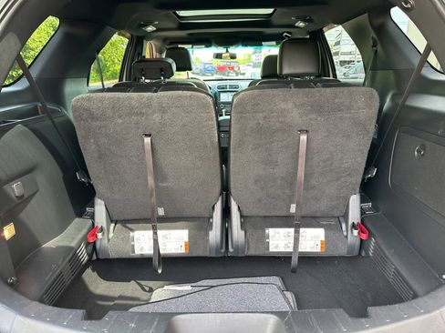Used 2017 Ford Explorer XLT w/ Equipment Group 202A AWD/4WD image 28