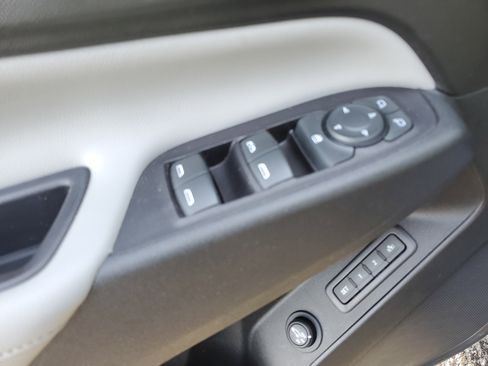 Used 2019 Chevrolet Equinox Premier image 18