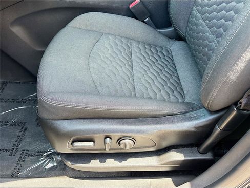 Used 2019 Chevrolet Equinox LT FWD image 18
