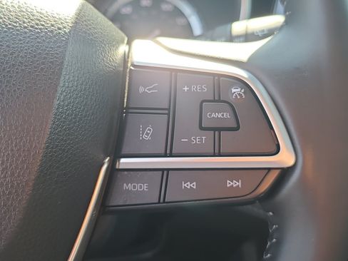 Used 2022 Toyota Highlander XLE AWD/4WD image 34