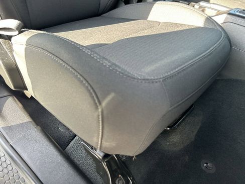 Used 2023 Jeep Gladiator Sport image 15