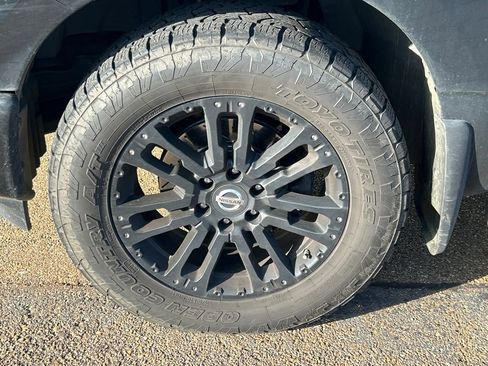 Used 2019 Nissan Titan SV w/ SV Convenience Package image 24