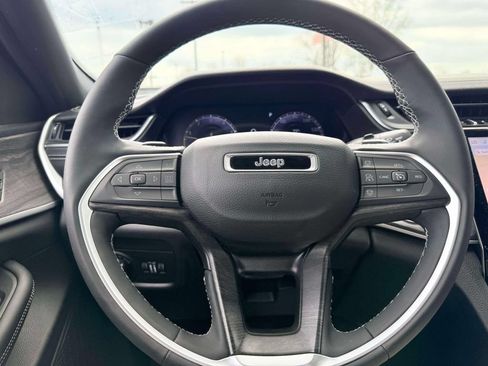 Used 2024 Jeep Grand Cherokee Limited AWD/4WD image 17