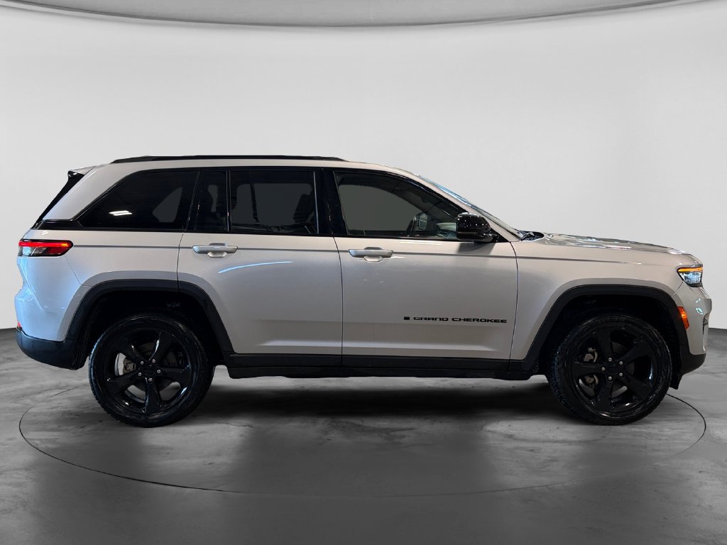 Used 2023 Jeep Grand Cherokee Altitude AWD/4WD image 7