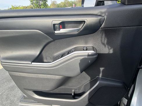 Certified 2025 Toyota Highlander XLE image 9