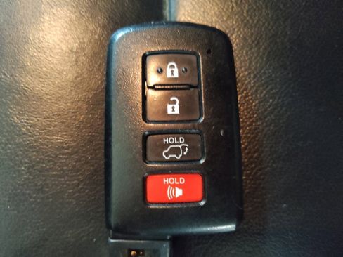 Used 2019 Toyota Highlander XLE image 32