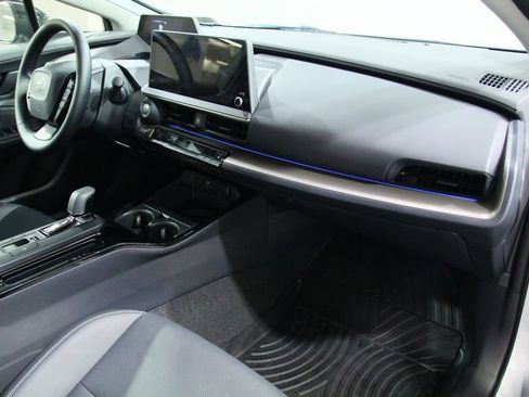 Used 2024 Toyota Prius XLE AWD/4WD image 19
