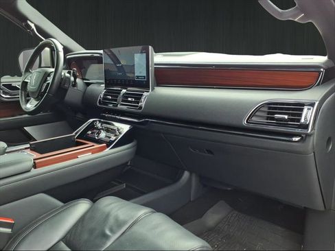 Used 2024 Lincoln Navigator Reserve image 13