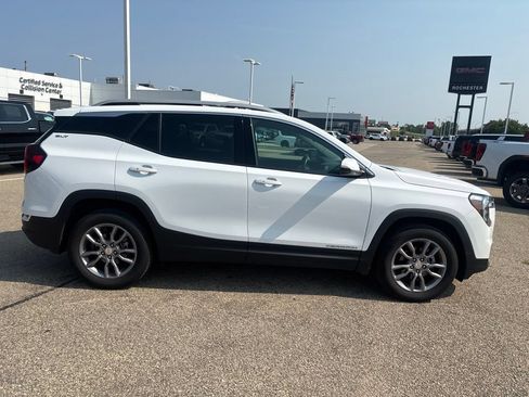 Used 2024 GMC Terrain SLT AWD/4WD image 4