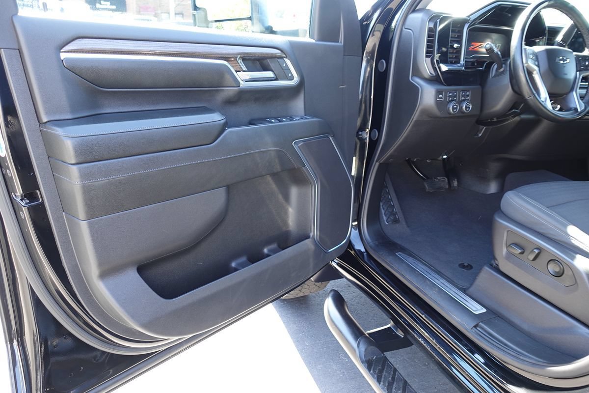 Used 2024 Chevrolet Silverado 2500 LT w/ Midnight Edition AWD/4WD image 16