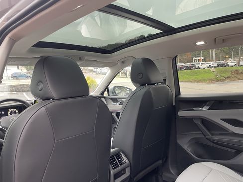 New 2026 Volkswagen Tiguan SE image 13