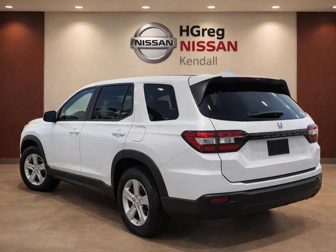 Used 2023 Honda Pilot LX image 4