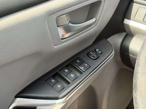 Used 2016 Toyota Camry SE FWD image 19