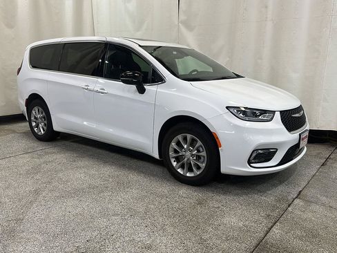 Used 2026 Chrysler Pacifica Select AWD/4WD image 7