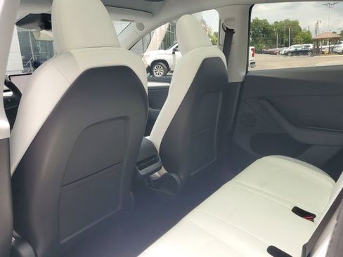Used 2024 Tesla Model Y Long Range AWD/4WD image 9