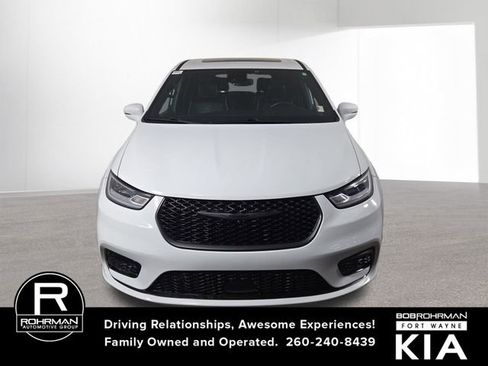 Used 2022 Chrysler Pacifica Limited w/ Uconnect Theater Family Group image 3