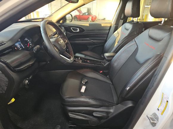 Used 2025 Jeep Compass Trailhawk AWD/4WD image 10