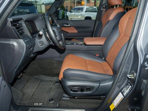 Used 2025 Lexus GX 550 w/ Accessory Package (31) AWD/4WD image 9