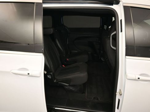 Used 2024 Chrysler Pacifica Touring image 47