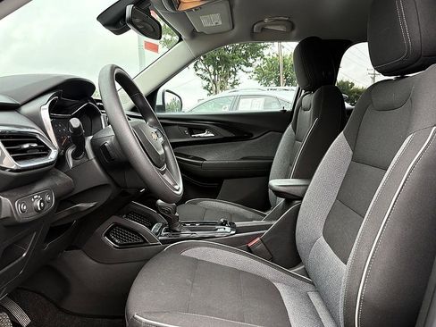 Used 2023 Chevrolet TrailBlazer LT w/ Convenience Package FWD image 9