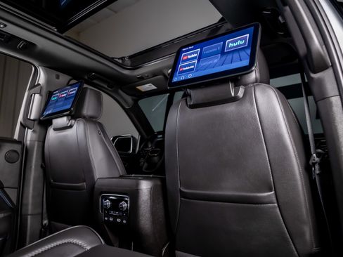 Used 2024 GMC Yukon Denali w/ Advanced Technology Package AWD/4WD image 17
