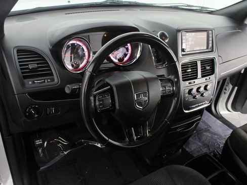 Used 2020 Dodge Grand Caravan SE image 7