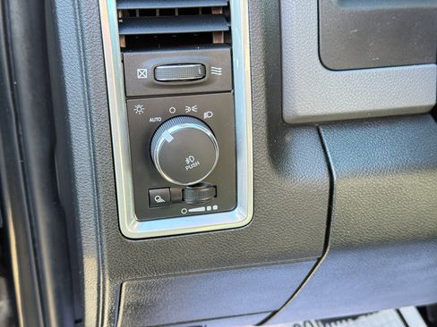 Used 2018 RAM 1500 Classic SLT w/ Luxury Group image 18