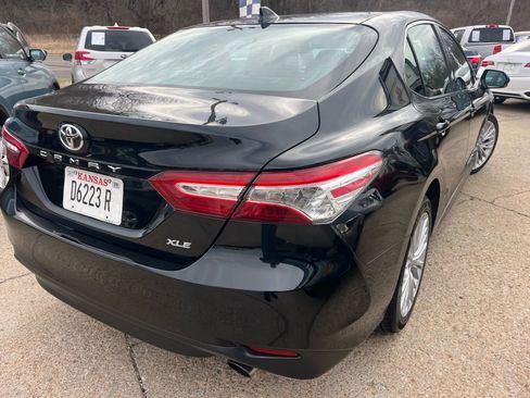 Used 2020 Toyota Camry XLE image 9