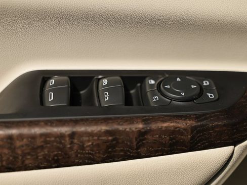 Used 2023 GMC Acadia Denali w/ Denali Technology Package FWD image 18